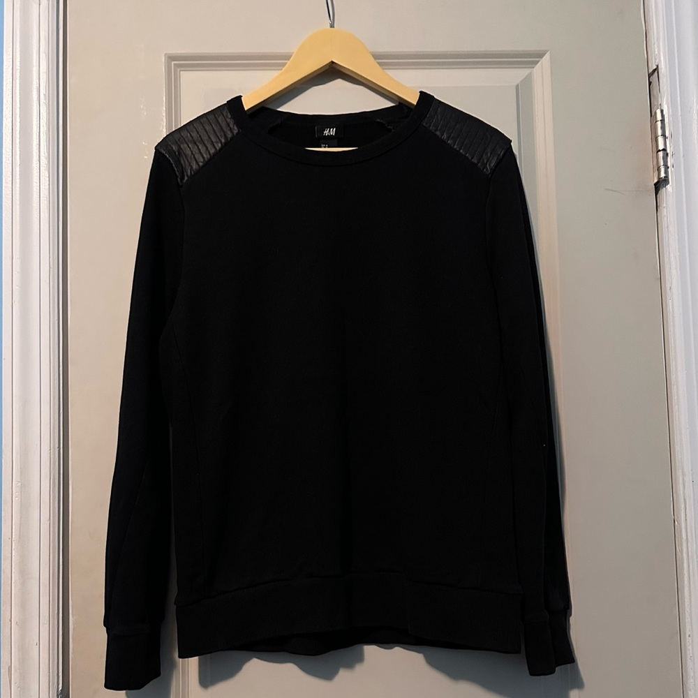 ⭐️H&M Black Relaxed Fit Sweatshirt⭐️